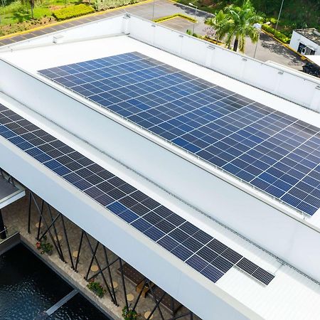 Sonesta Hotel Pereira Cerritos Exteriér fotografie Solar panels on the roof of the National Museum of the Dominican Republic