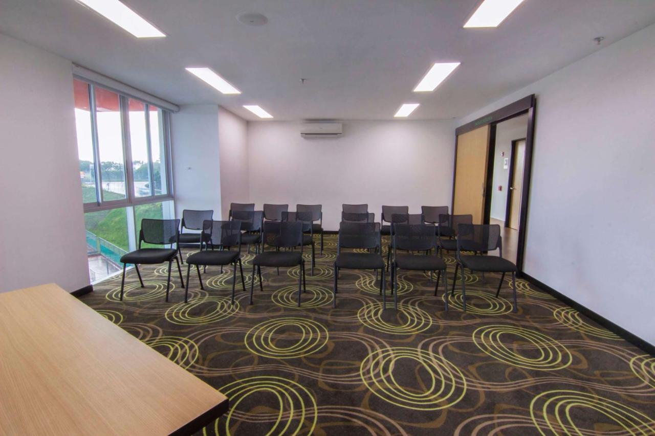Sonesta Hotel Pereira Cerritos Exteriér fotografie A meeting room at the National Institute of Education