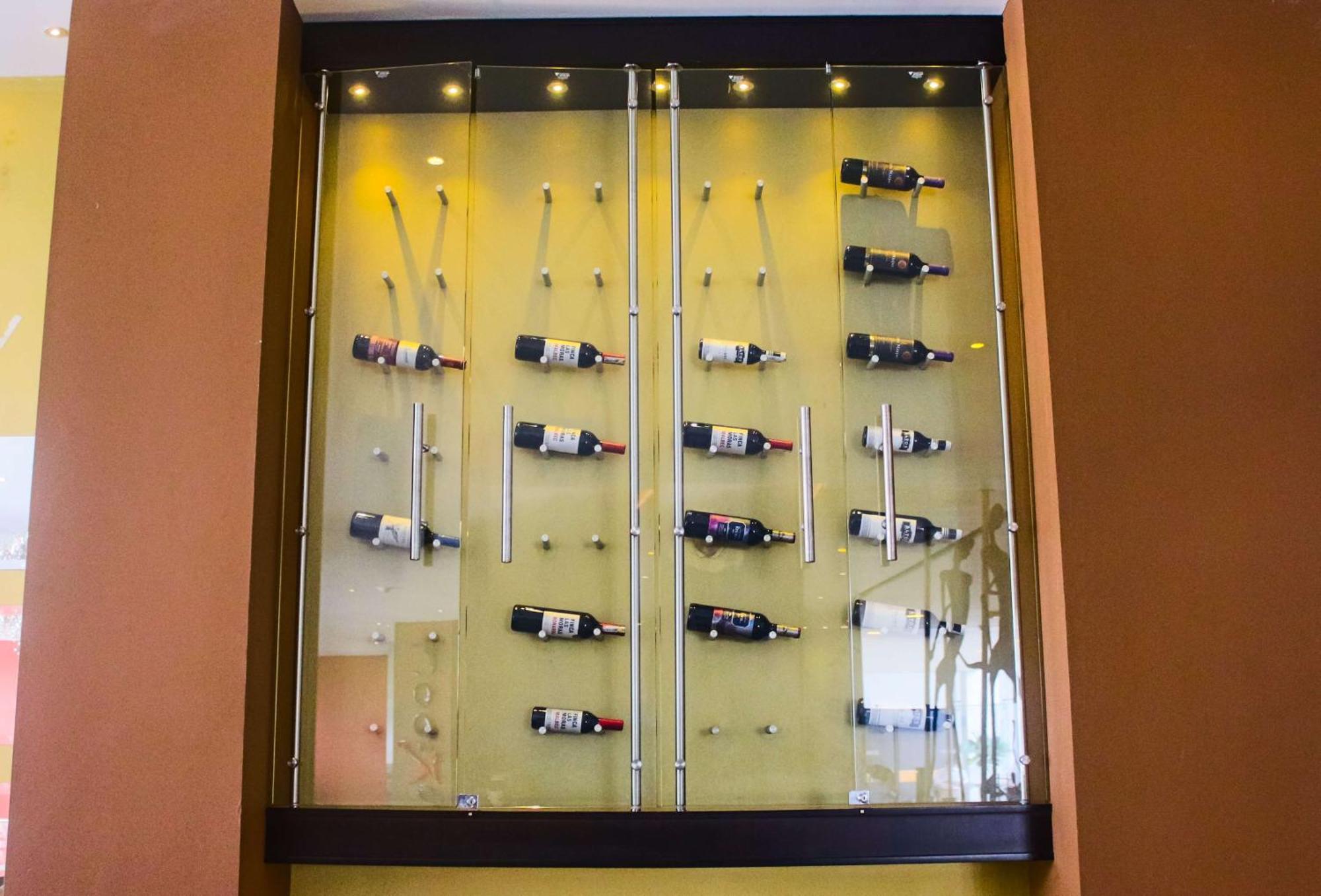 Sonesta Hotel Pereira Cerritos Exteriér fotografie Wine display at the hotel