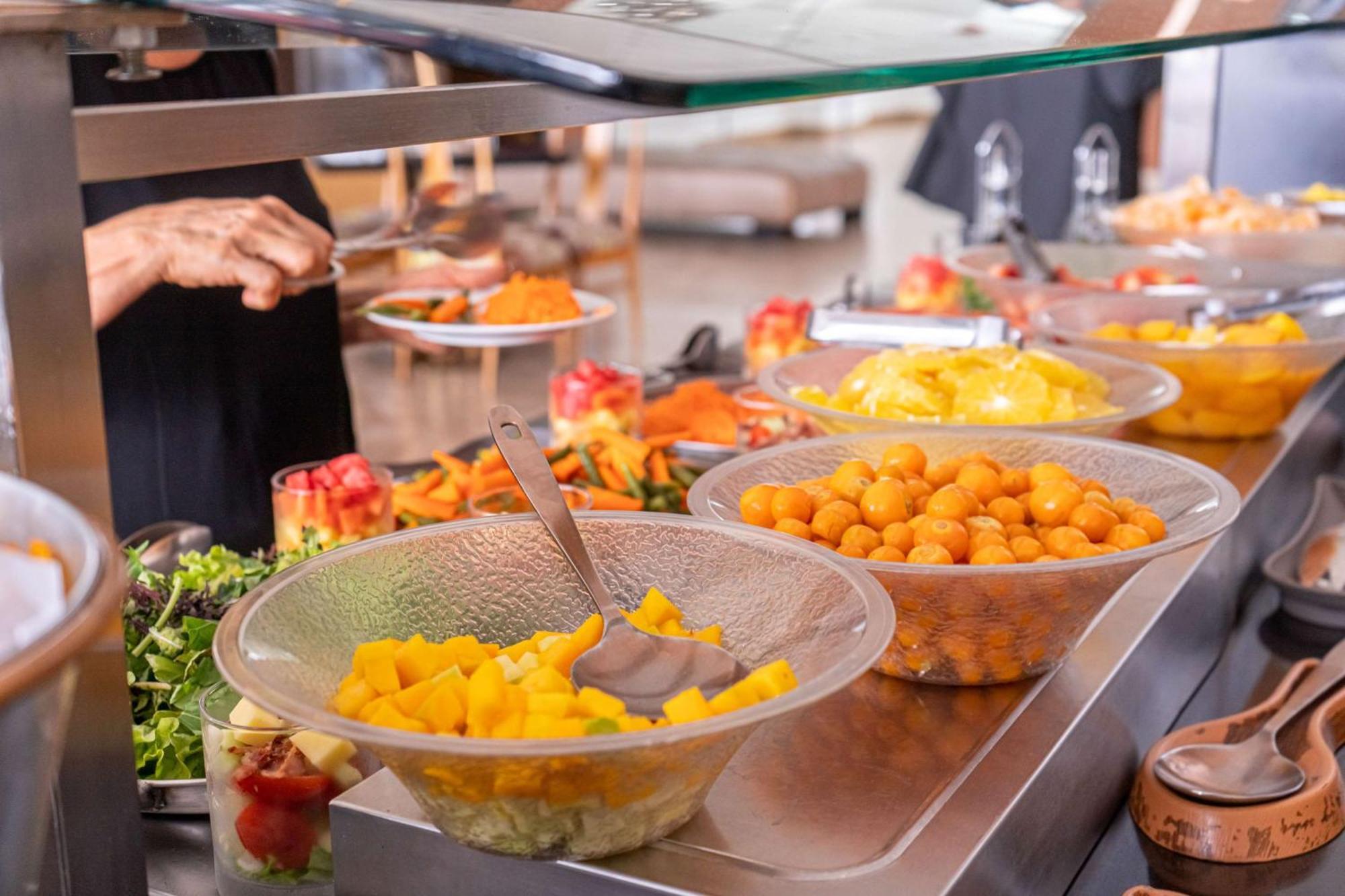 Sonesta Hotel Pereira Cerritos Exteriér fotografie A salad bar